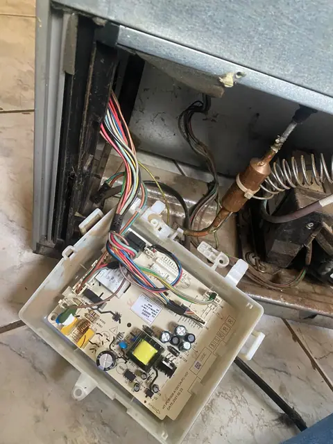 Placa eletrônica e componentes de eletrodoméstico na oficina da Circuito Eletrônica