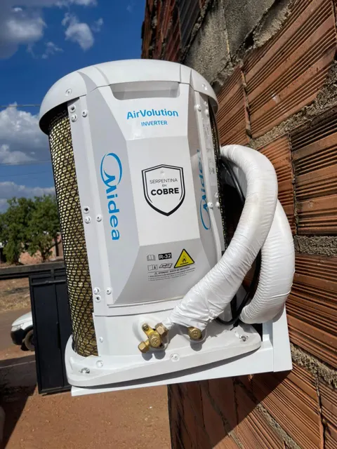 Condensadora de ar-condicionado inverter instalada em parede externa em Palmas–TO
