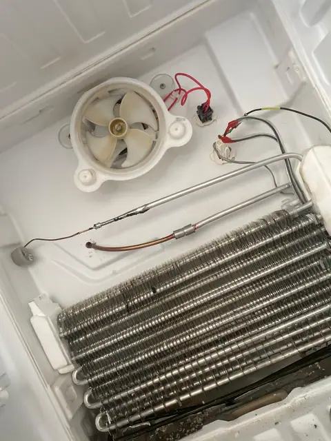 Evaporador e ventilador de equipamento de refrigeração em manutenção