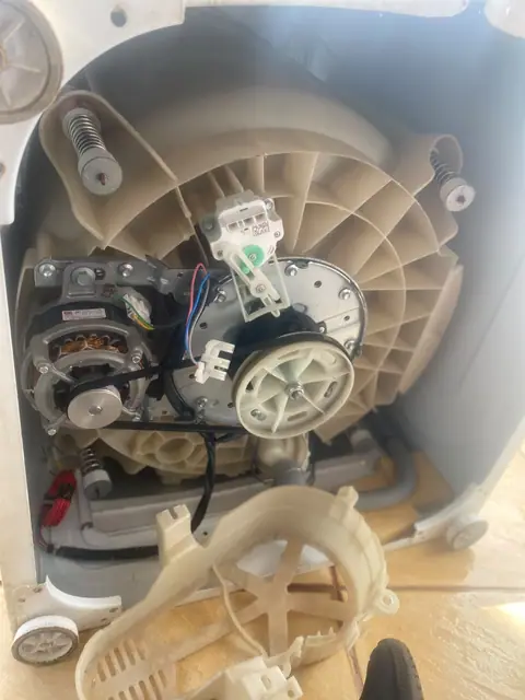 Conjunto interno de máquina de lavar em bancada de manutenção