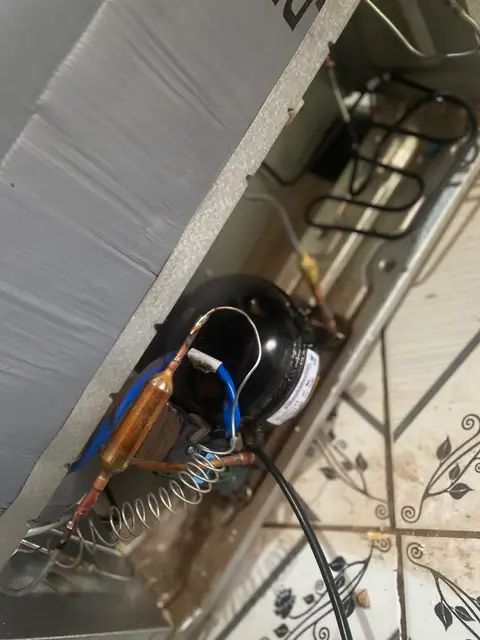 Compressor e tubulação de cobre de equipamento de refrigeração