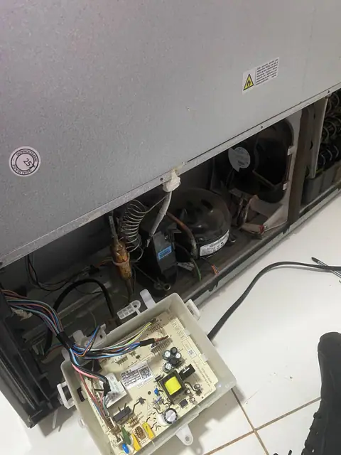 Placa eletrônica retirada de equipamento de refrigeração na oficina