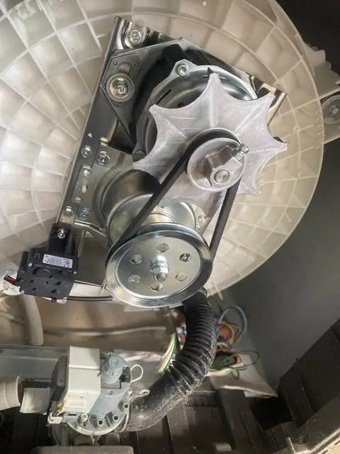 Correia, polia e motor de máquina de lavar durante manutenção