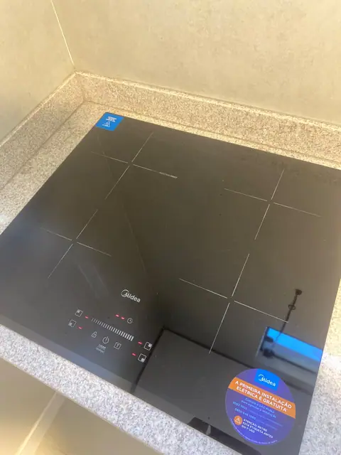 Cooktop instalado em bancada de cozinha após atendimento técnico