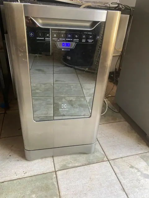 Refrigerador compacto em avaliação técnica na Circuito Eletrônica